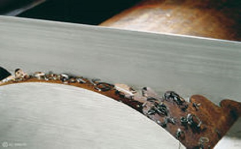 日喀则带锯床线速度设定过高，为什么会导致带锯条齿尖发热加速锯条的磨损？